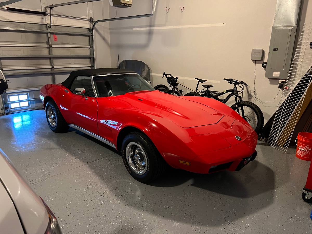 Chevy-corvette-1975-red-1
