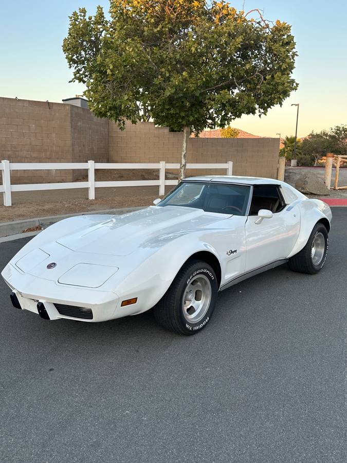 Chevy-corvette-1976-white-1
