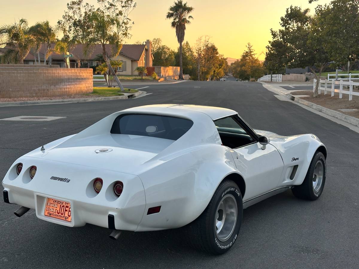 Chevy-corvette-1976-white-2