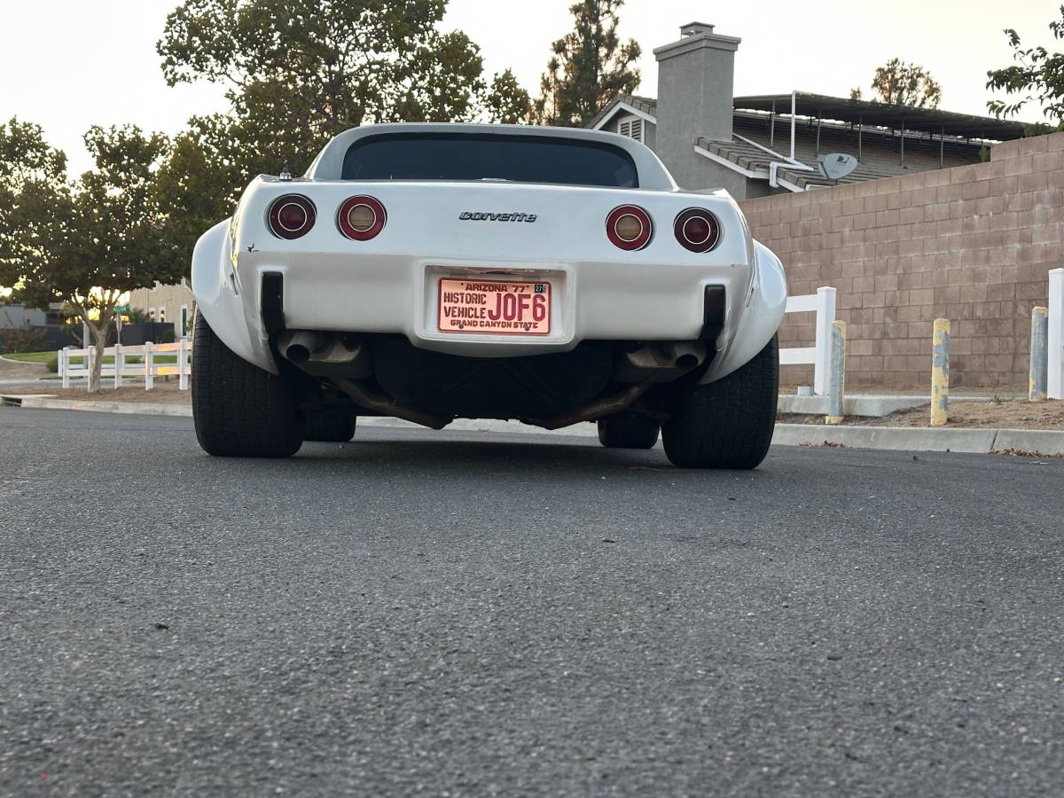 Chevy-corvette-1976-white-3