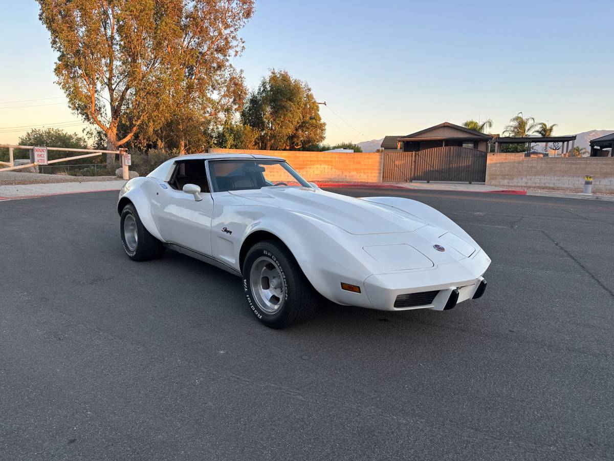 Chevy-corvette-1976-white-7