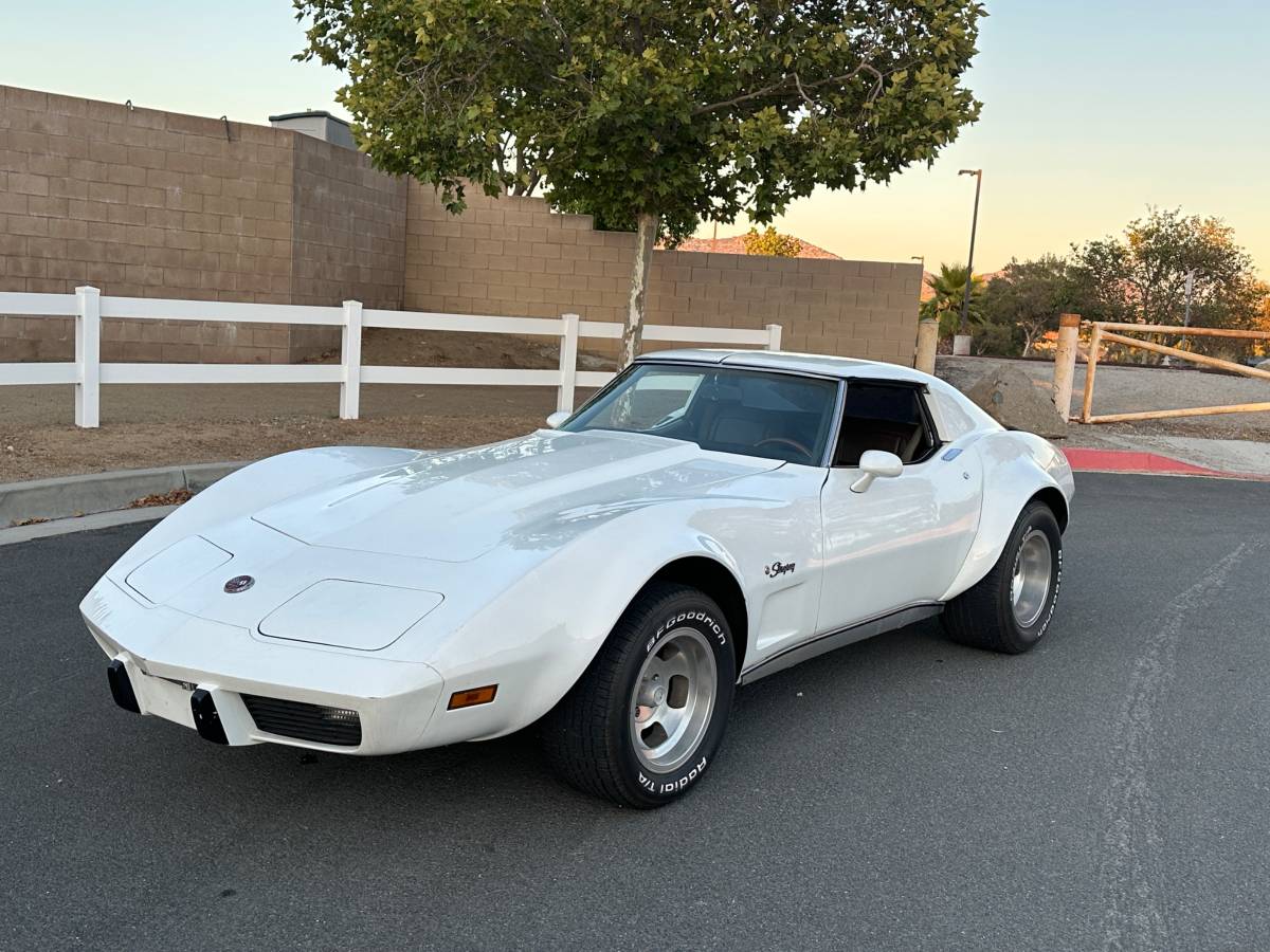 Chevy-corvette-1976-white-8