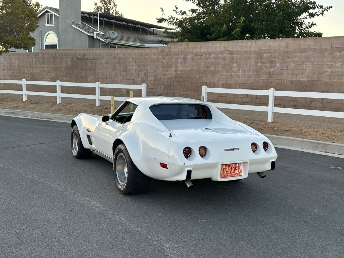 Chevy-corvette-1976-white