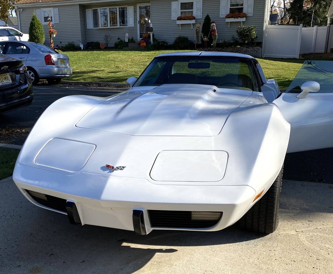 Chevy-corvette-1977-white-1