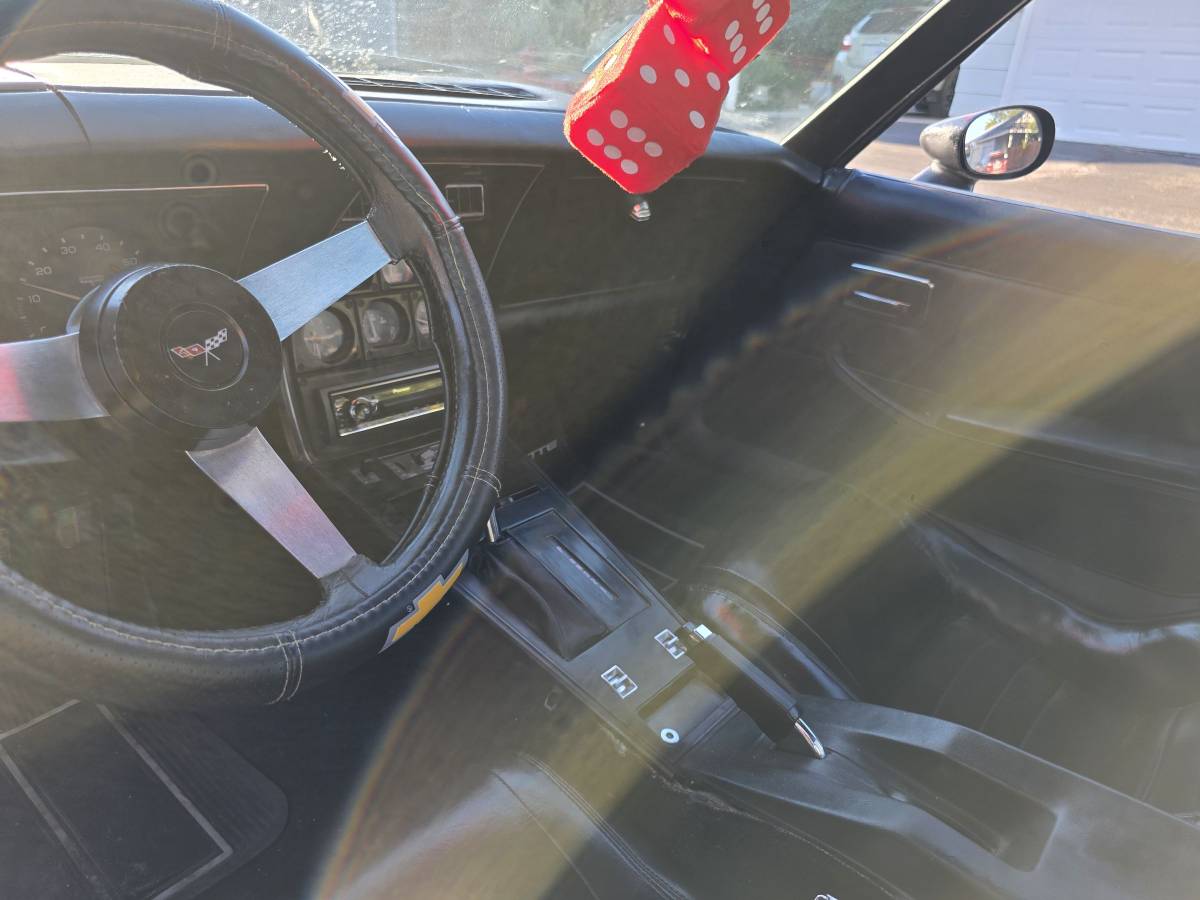 Chevy-corvette-1979-blue-11