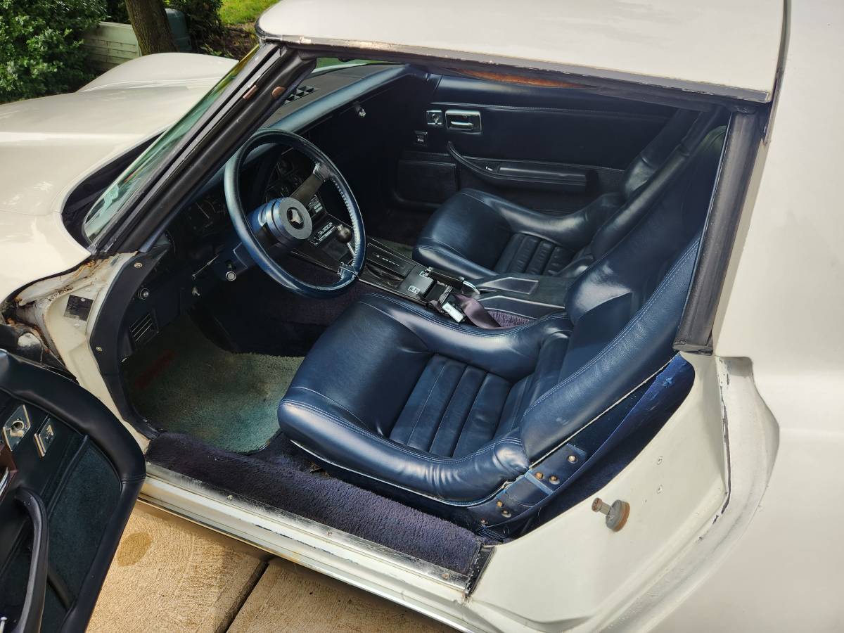 Chevy-corvette-1980-white-1