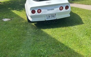 Chevy-corvette-1980-white-1