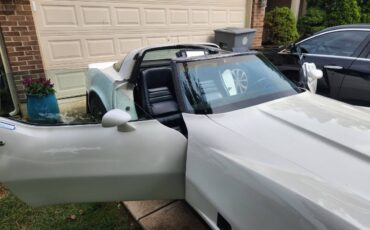 Chevy-corvette-1980-white-10