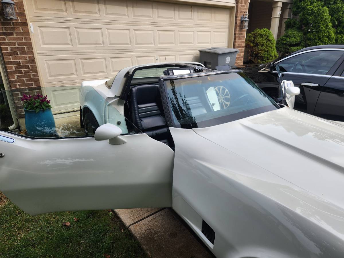 Chevy-corvette-1980-white-10