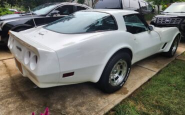 Chevy-corvette-1980-white-12