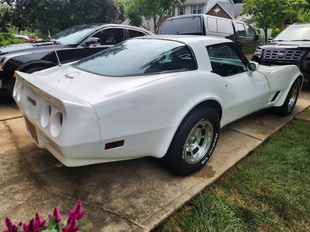 Chevy-corvette-1980-white-12