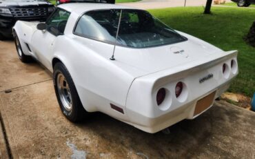 Chevy-corvette-1980-white-13