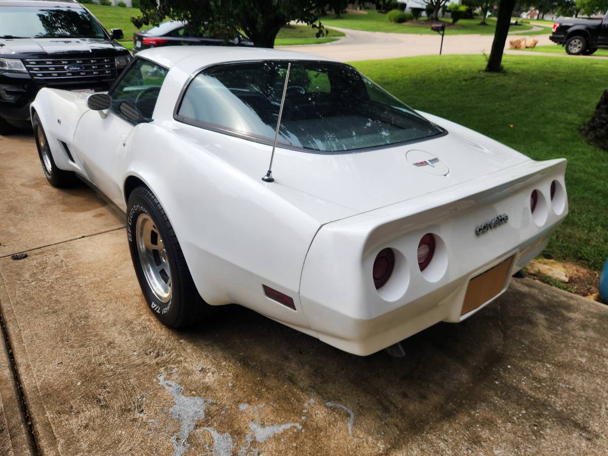 Chevy-corvette-1980-white-13