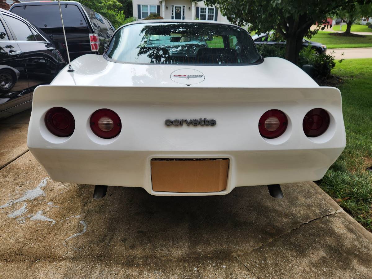 Chevy-corvette-1980-white-14