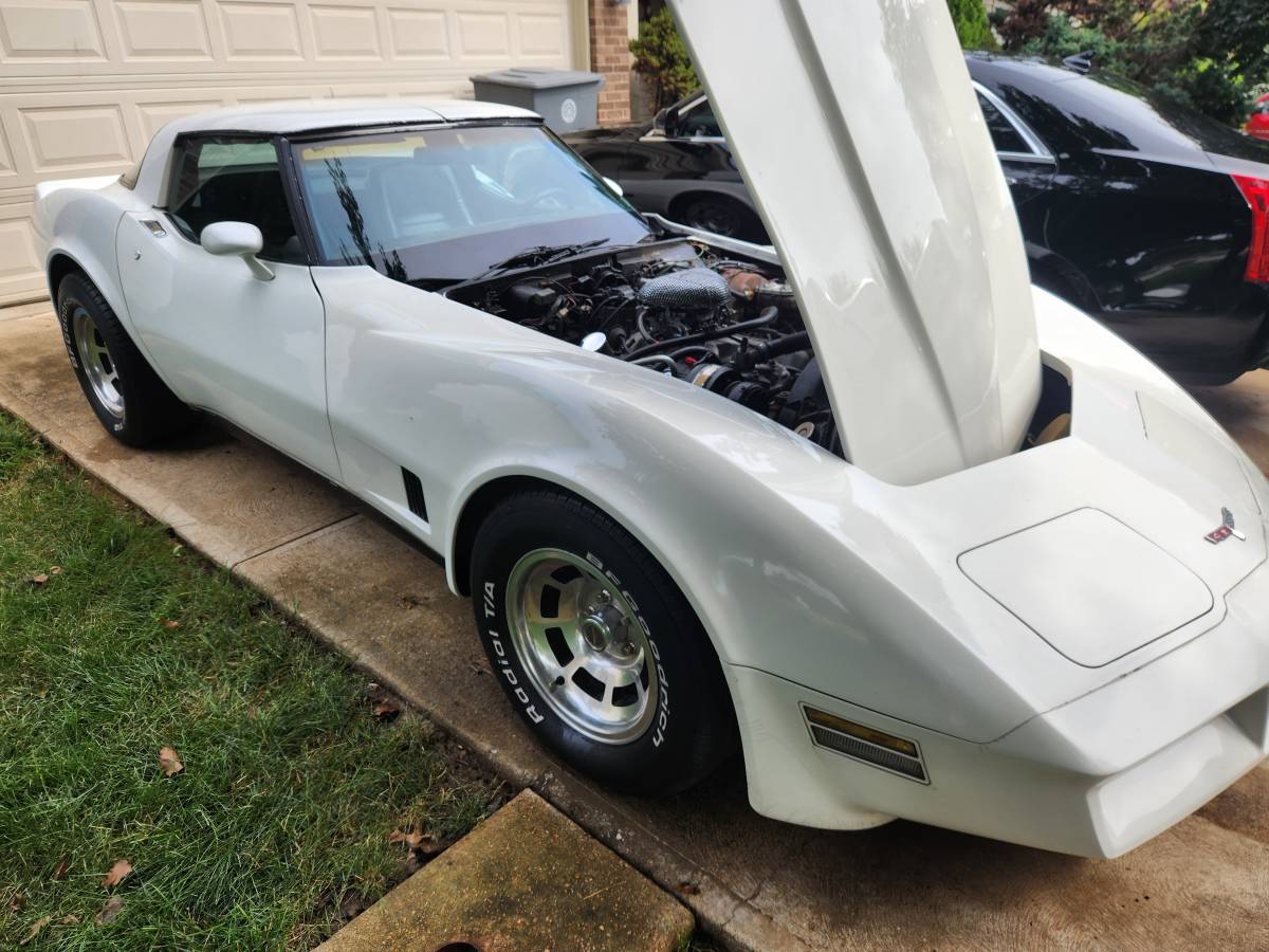 Chevy-corvette-1980-white-16