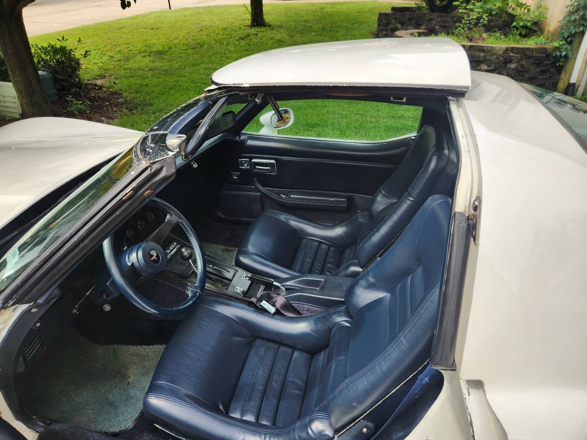 Chevy-corvette-1980-white-2