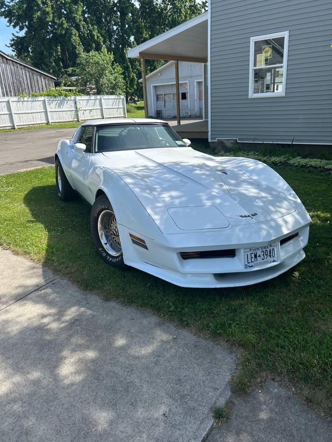Chevy-corvette-1980-white-2
