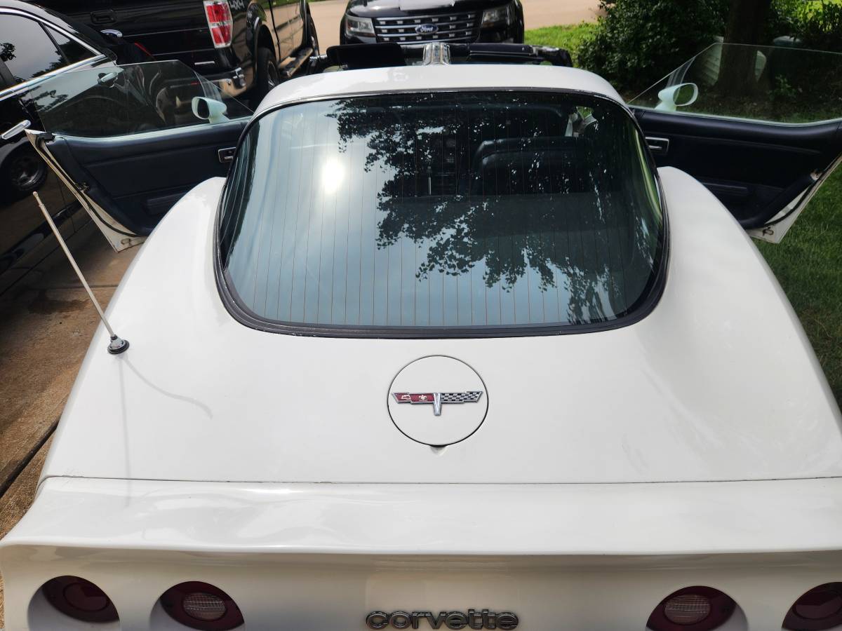 Chevy-corvette-1980-white-5
