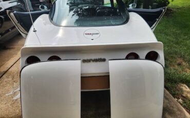 Chevy-corvette-1980-white-8