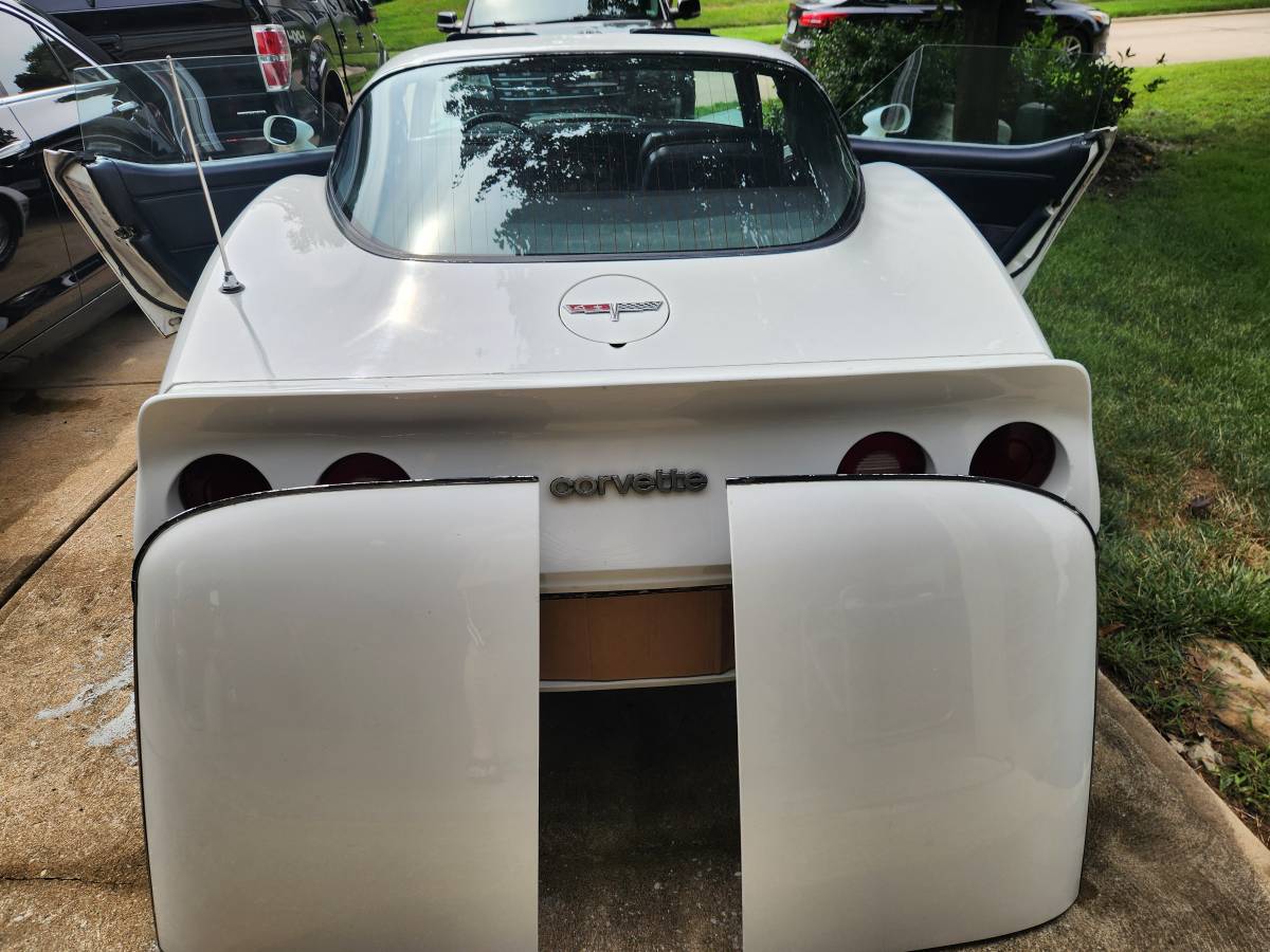Chevy-corvette-1980-white-8