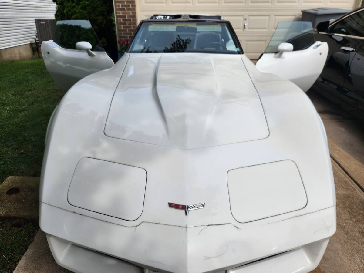 Chevy-corvette-1980-white-9