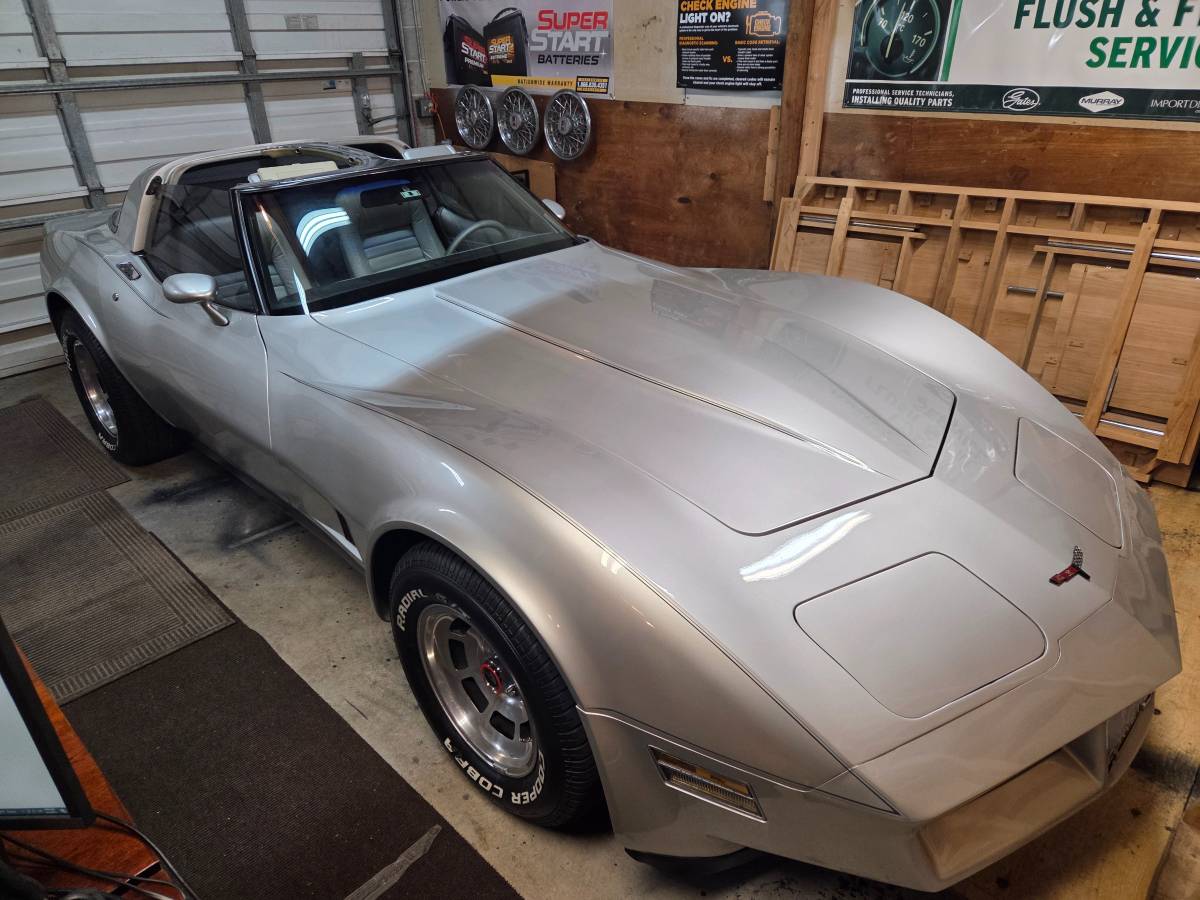 Chevy-corvette-1981-silver-11