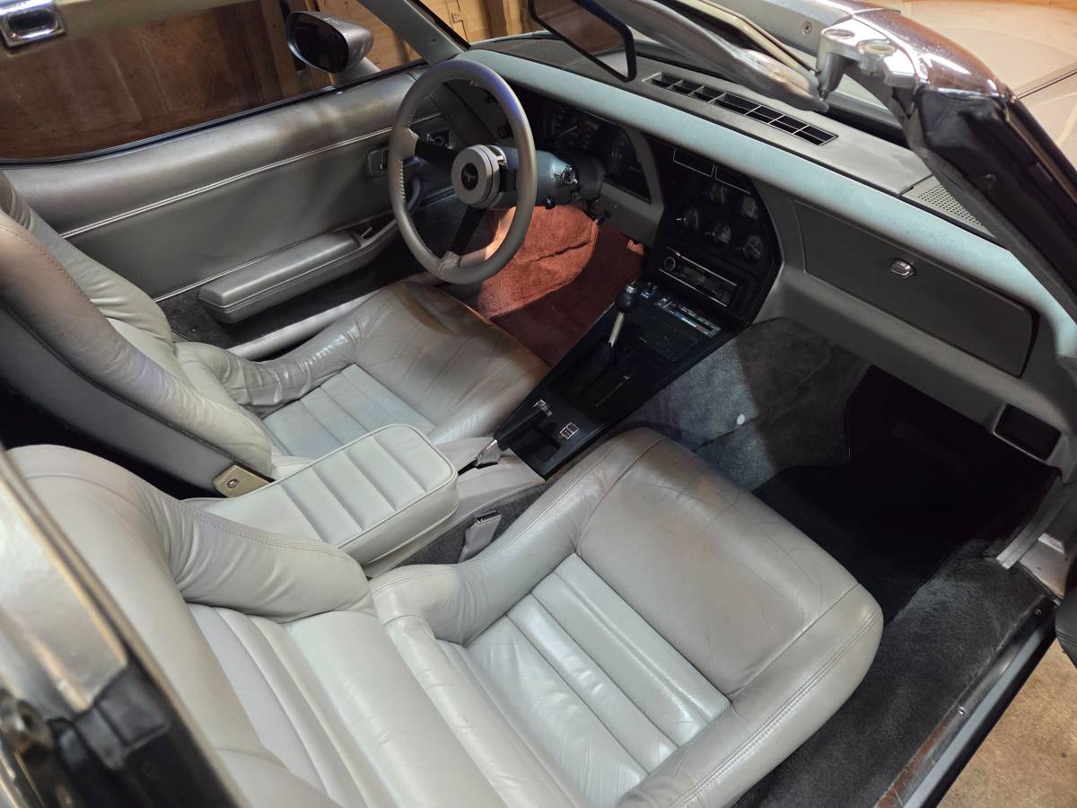 Chevy-corvette-1981-silver-3