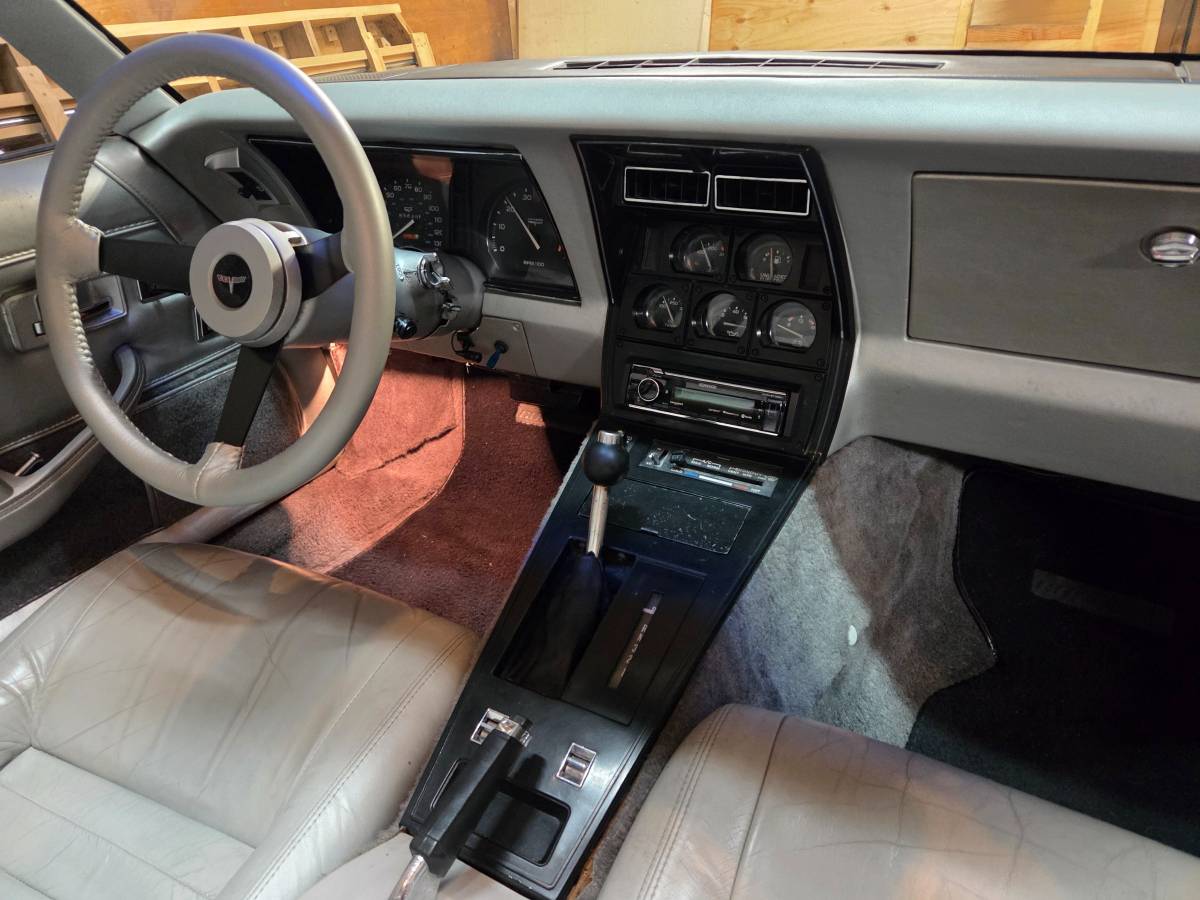 Chevy-corvette-1981-silver-6