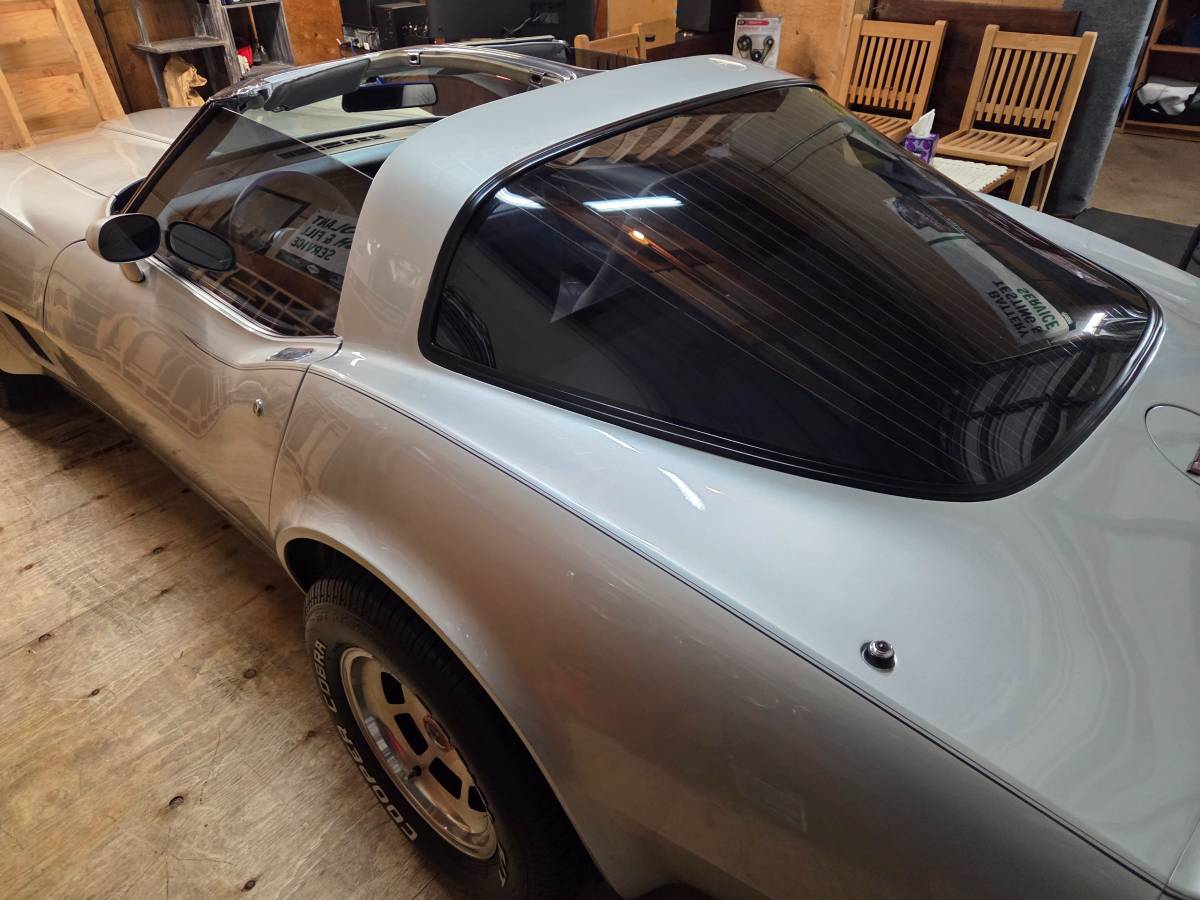 Chevy-corvette-1981-silver-8