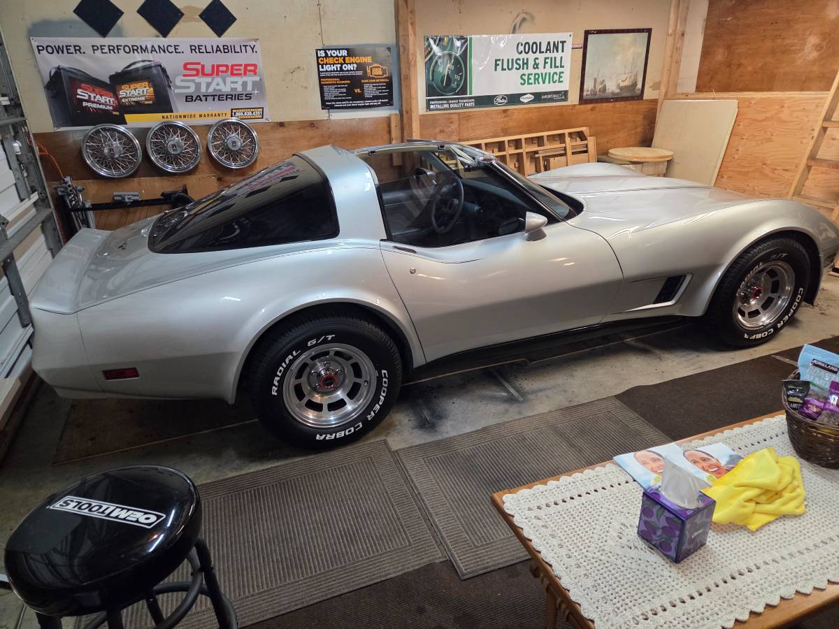 Chevy-corvette-1981-silver