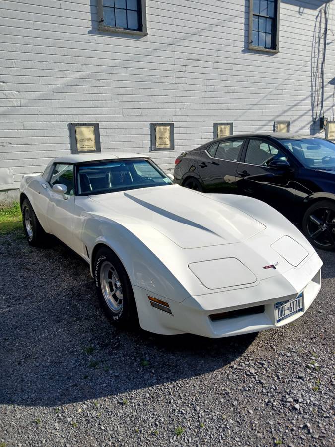 Chevy-corvette-1981-white-1