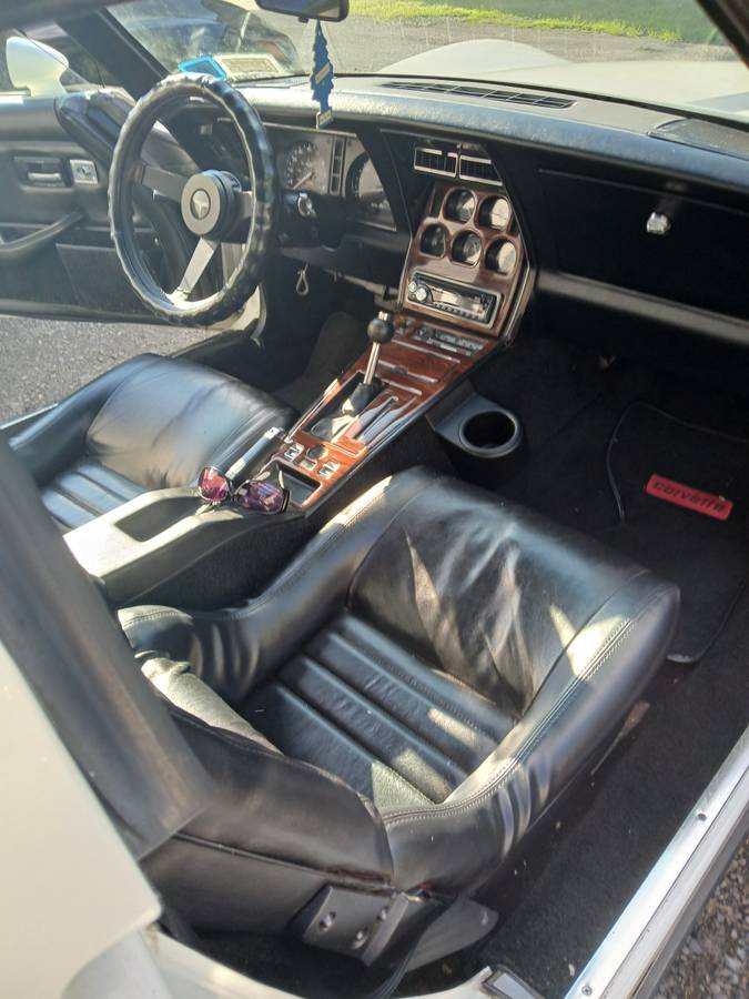 Chevy-corvette-1981-white-3