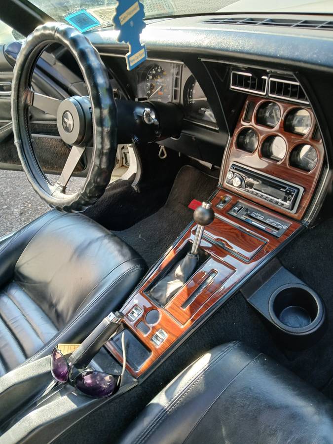 Chevy-corvette-1981-white-4