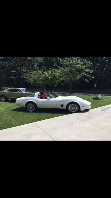 Chevy-corvette-1982-white