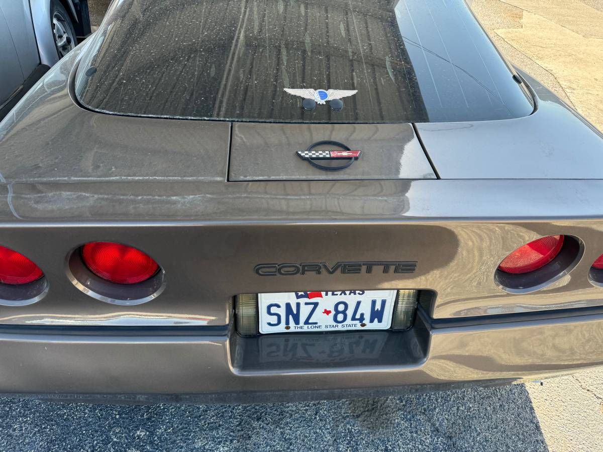 Chevy-corvette-1984-brown-2