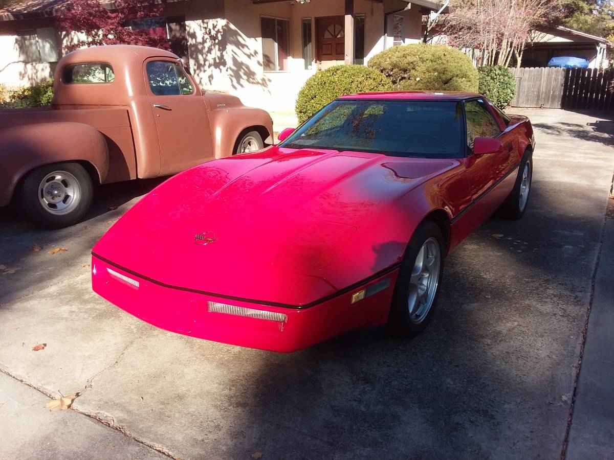 Chevy-corvette-coupe-1985-red