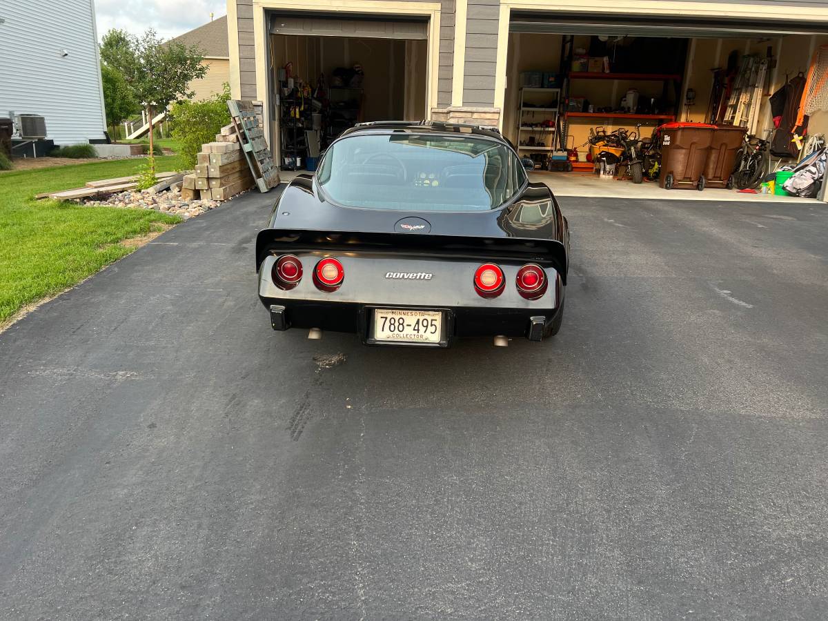 Chevy-corvette-l-82-1979-black-10
