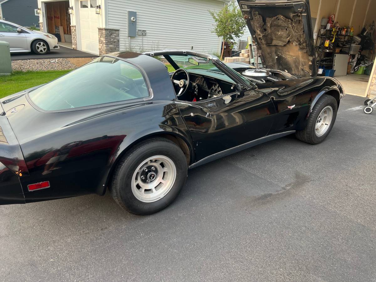 Chevy-corvette-l-82-1979-black-12