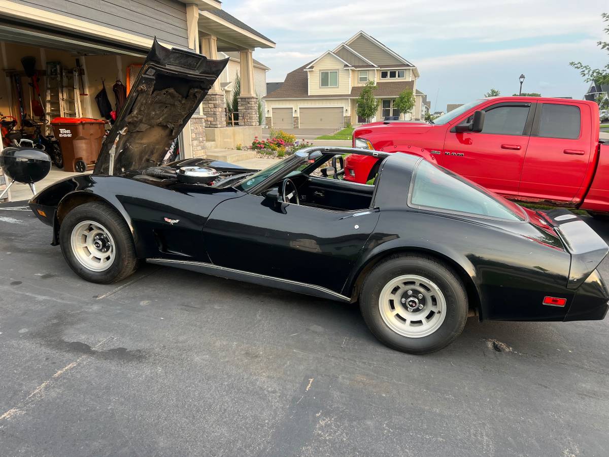 Chevy-corvette-l-82-1979-black-13