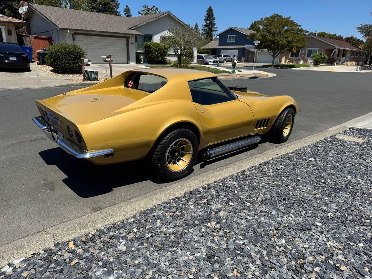 Chevy-corvette-stingray-1969-custom-12