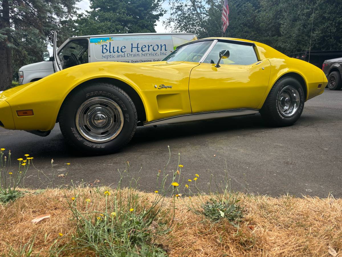 Chevy-corvette-stingray-coupe-1974-yellow