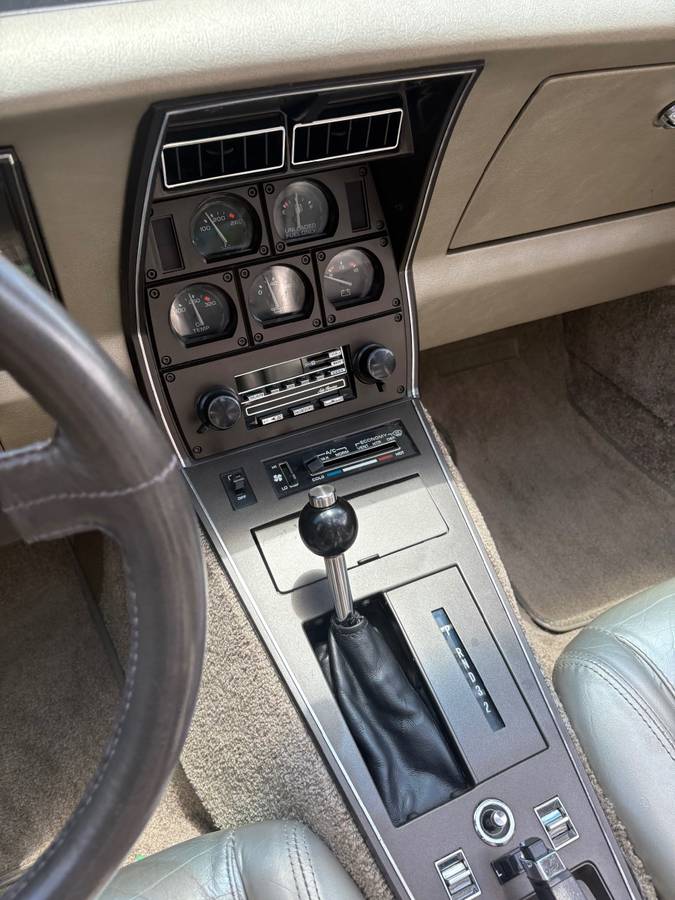 Chevy-corvette-stingray-coupe-1982-silver-6