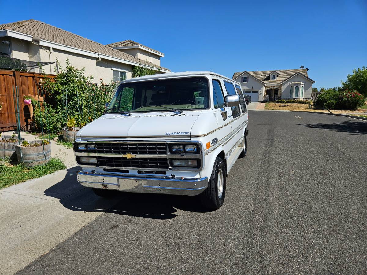 Chevy-g20-van-1995-white-3