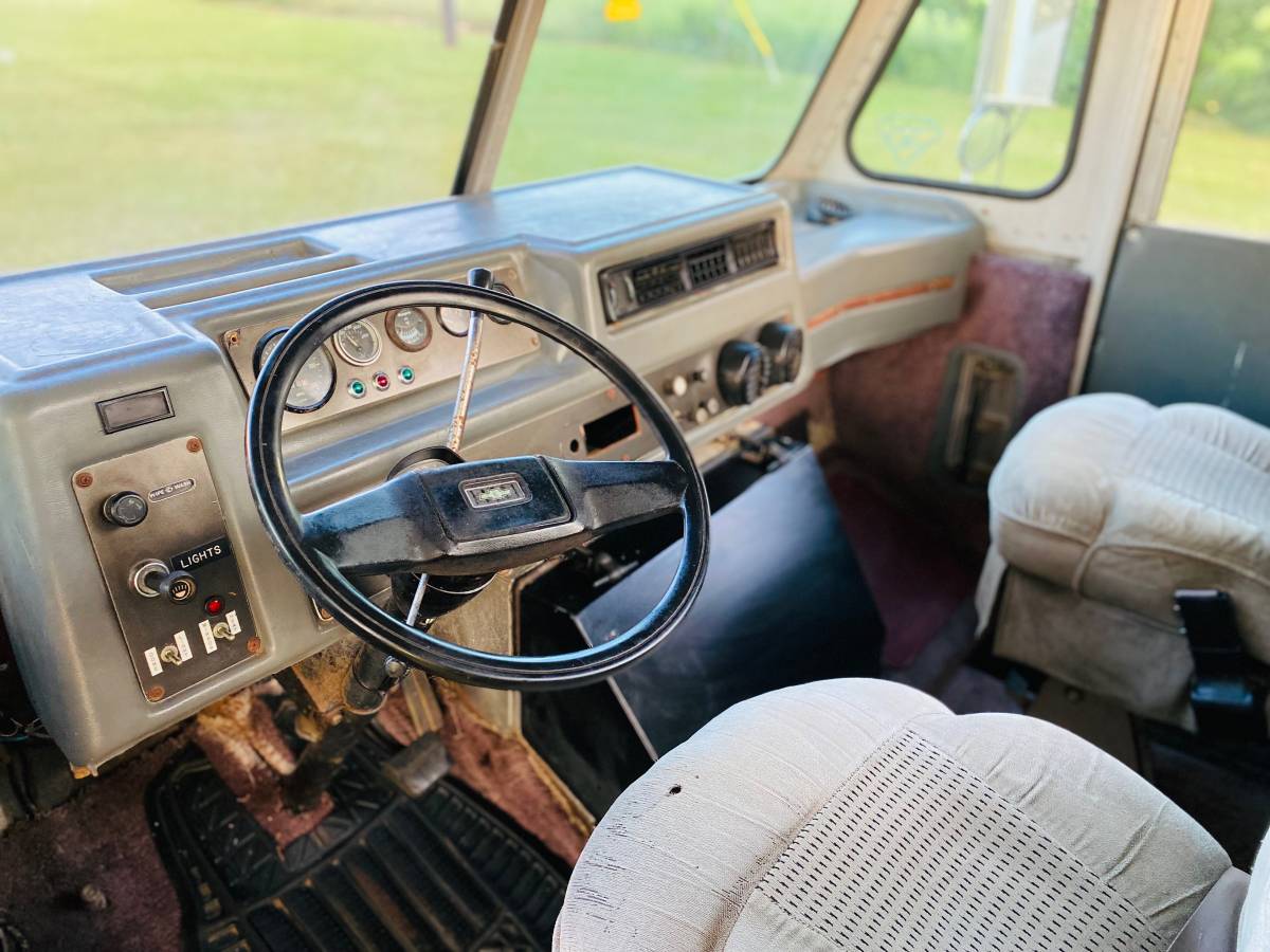 Chevy-g30-1985-white-12