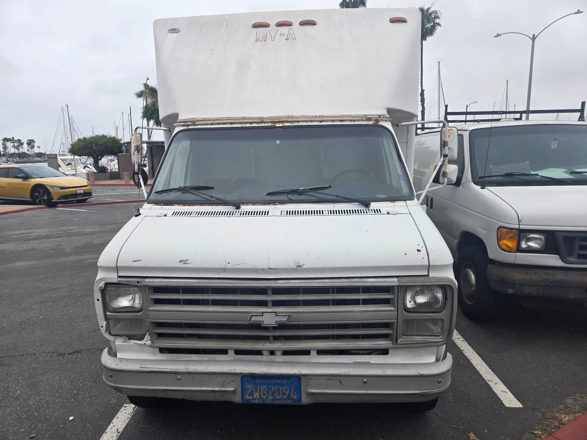 Chevy-g30-1986-white-1