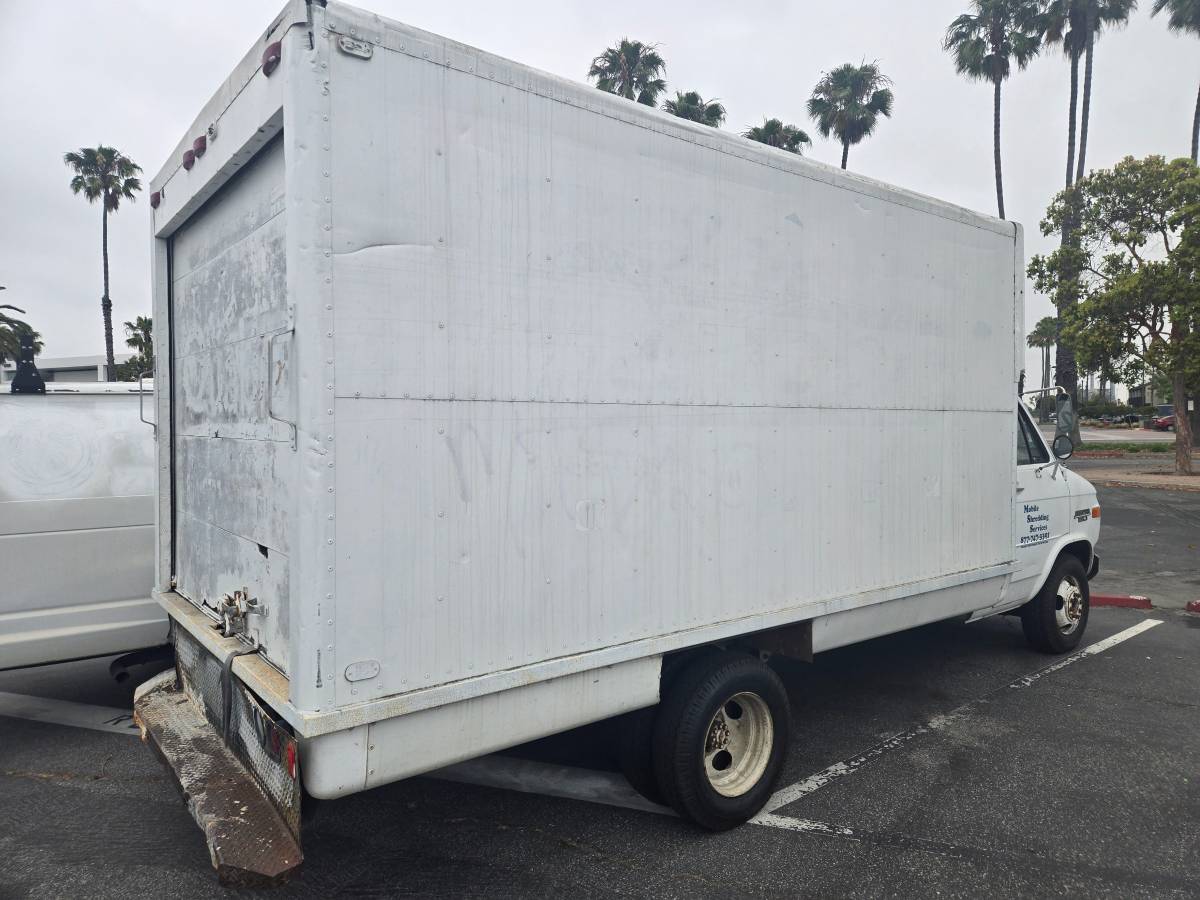 Chevy-g30-1986-white-2