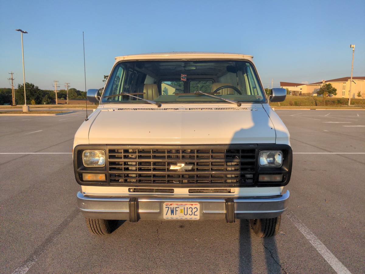 Chevy-g30-1994-white-4
