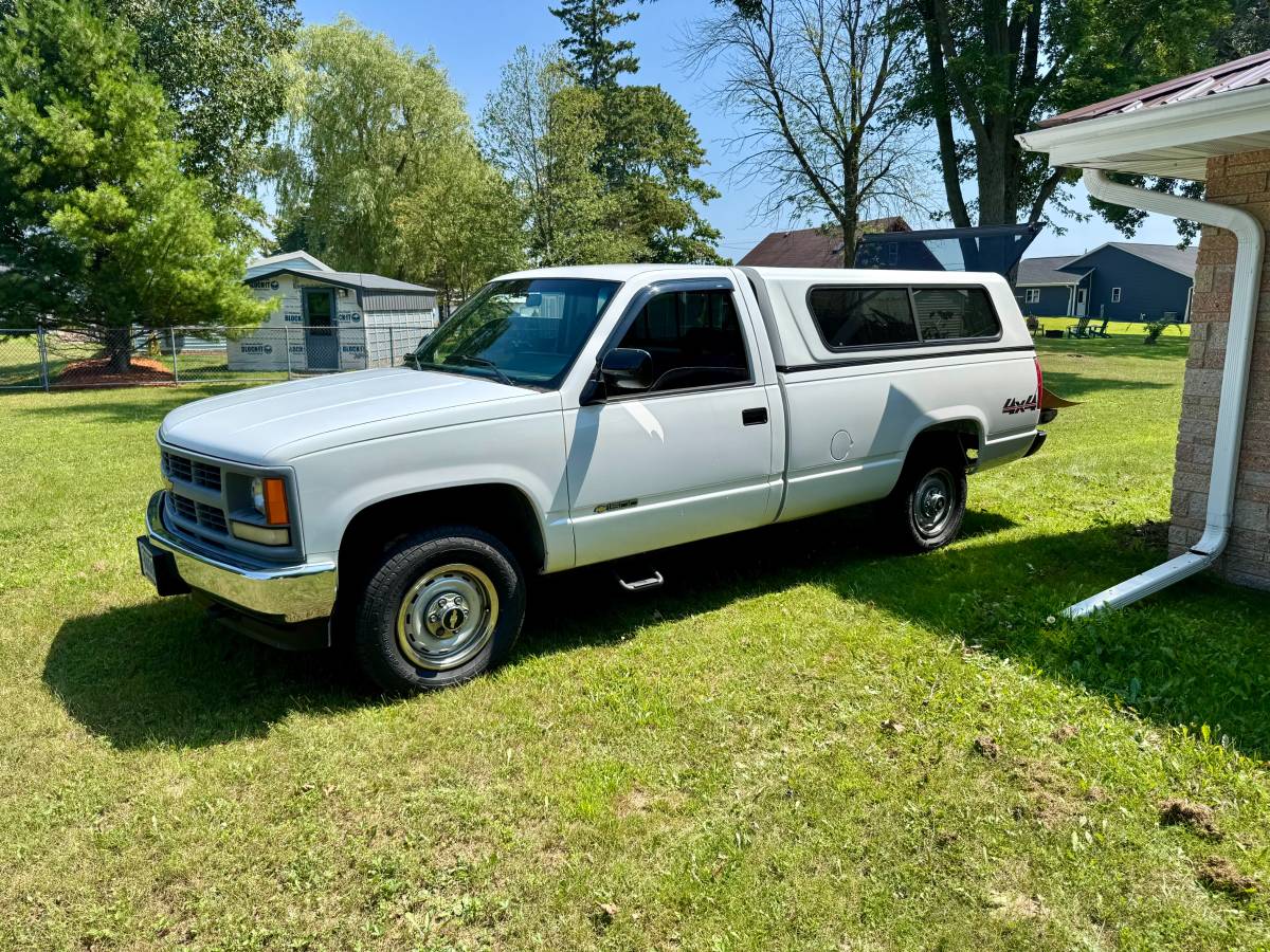 Chevy-k1500-long-bed-pickup-1994-white-1