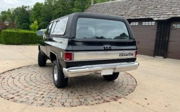 Chevy-k5-blazer-1984-black-1