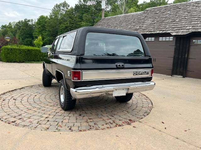 Chevy-k5-blazer-1984-black-1